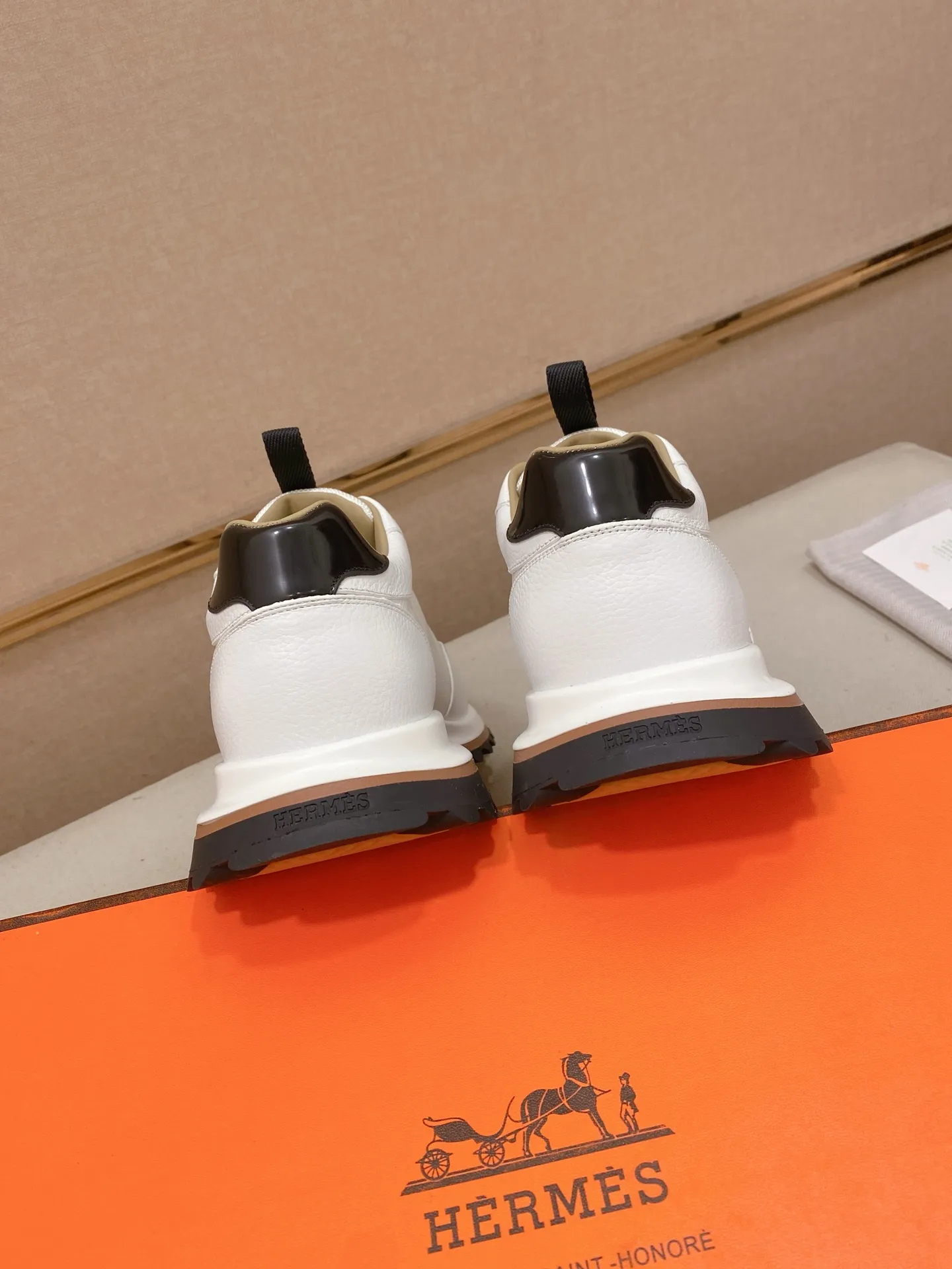 Men's shoes💰: 640💰HERMES/Hermes Leader sneakers! Tech twill, calfskin and suede goatskin sneakers featuring paneled multicolor twill, calfskin and suede. Lightweight geometric sole for a stylish urban look. Product details: White and orange rubber sole Black rubber sole with orange rubber insert Light natural leather insert White rubber toe cap Beige lambskin insole and lining Cotton strap, rubber lettering Sole height: 4cm Size: 38-39-40-41-42-43-44 (45.46 custom-made)